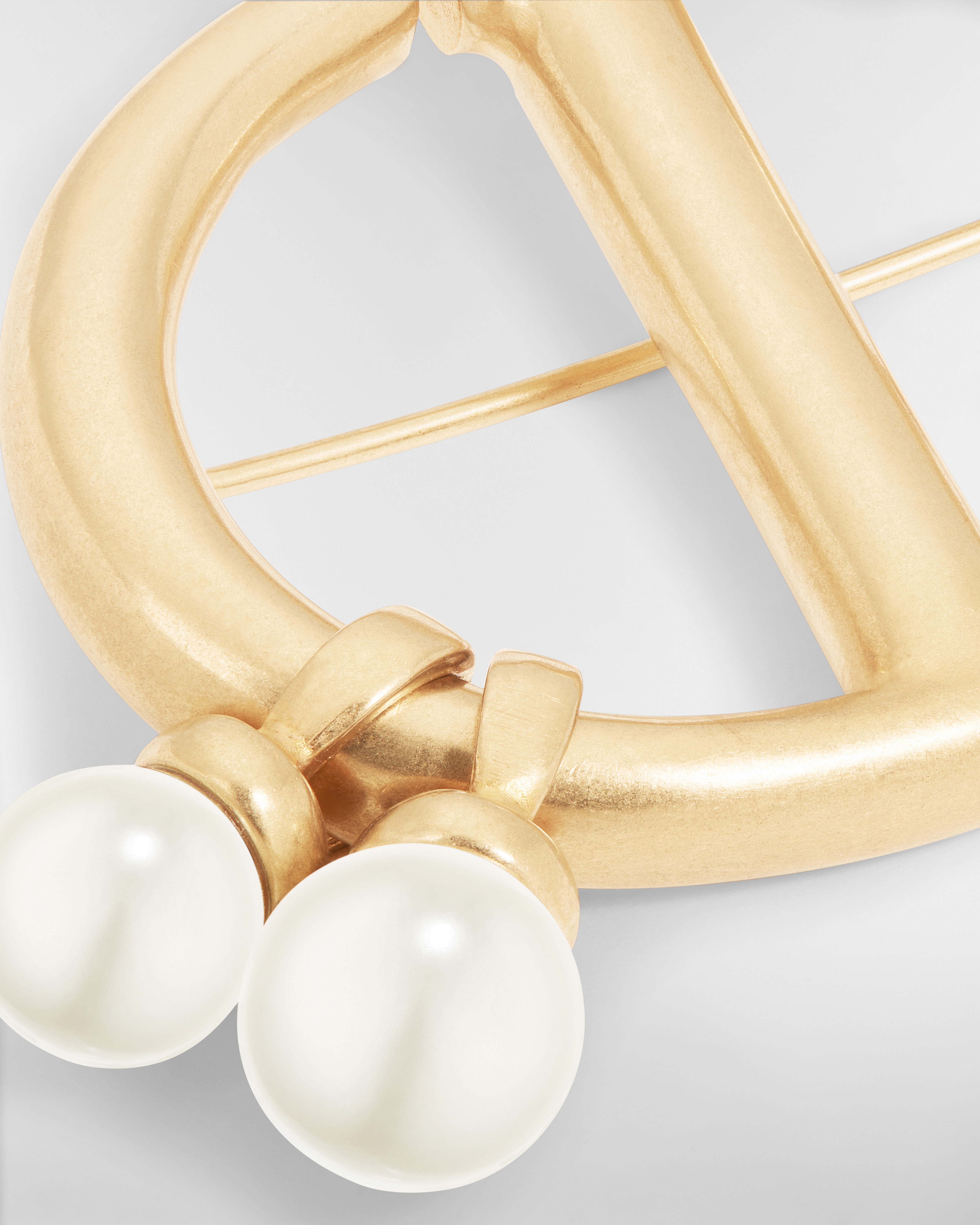 CD Navy Brooch Antique Gold-Finish Metal and White Resin Pearls E09