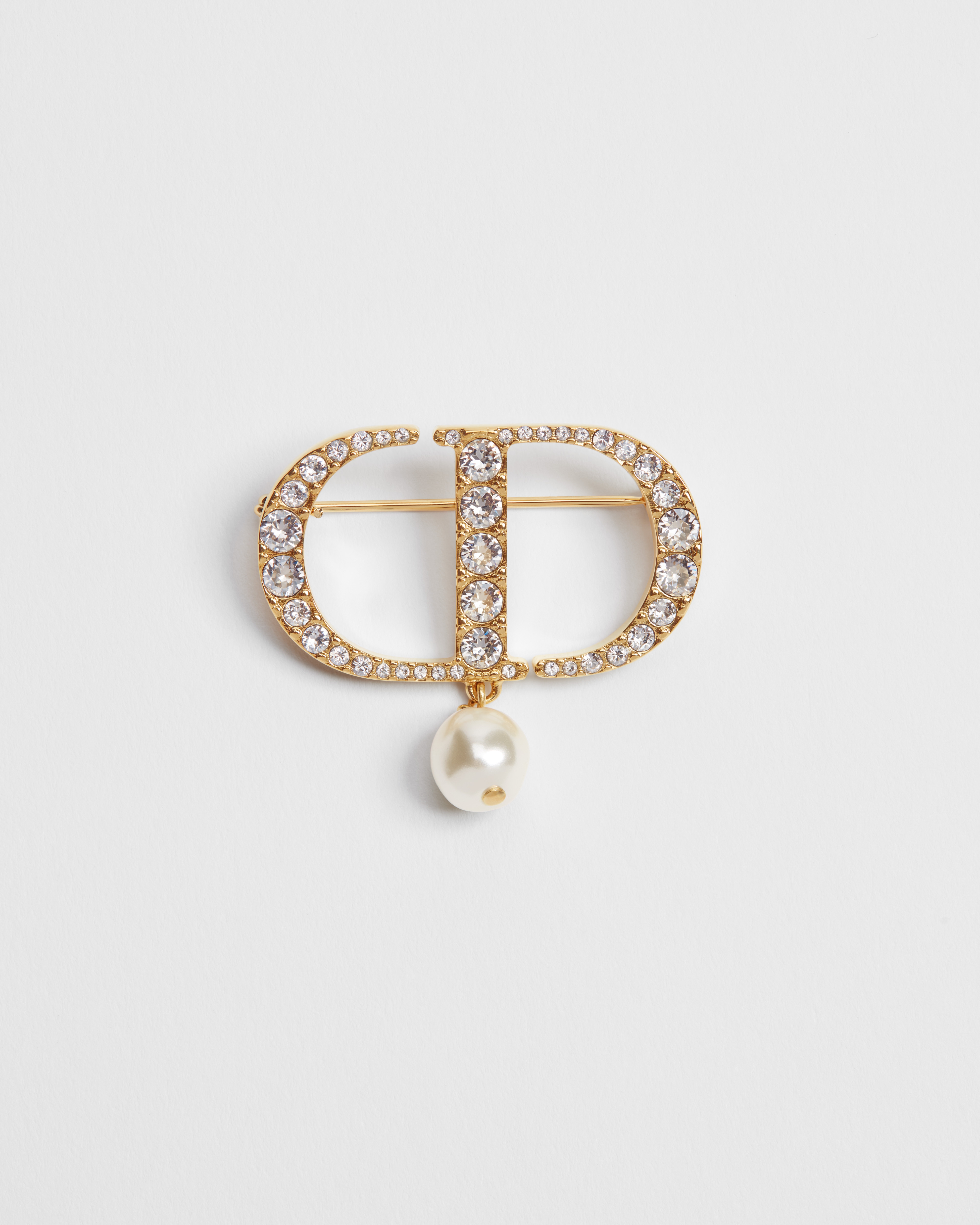 Broche Petit CD Métal finition dorée, perle en résine blanche et cristaux argentés E01