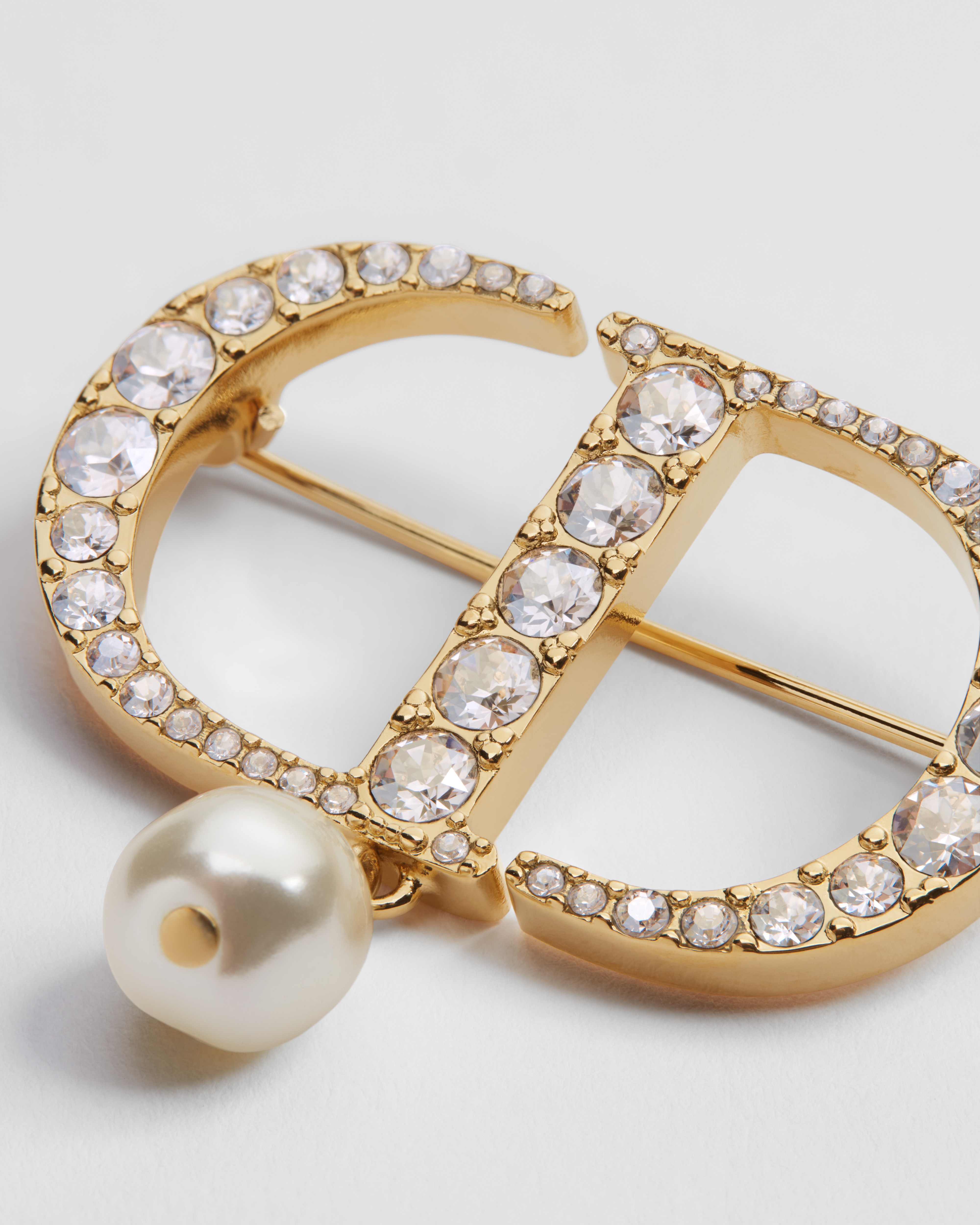 Broche Petit CD Métal finition dorée, perle en résine blanche et cristaux argentés E09