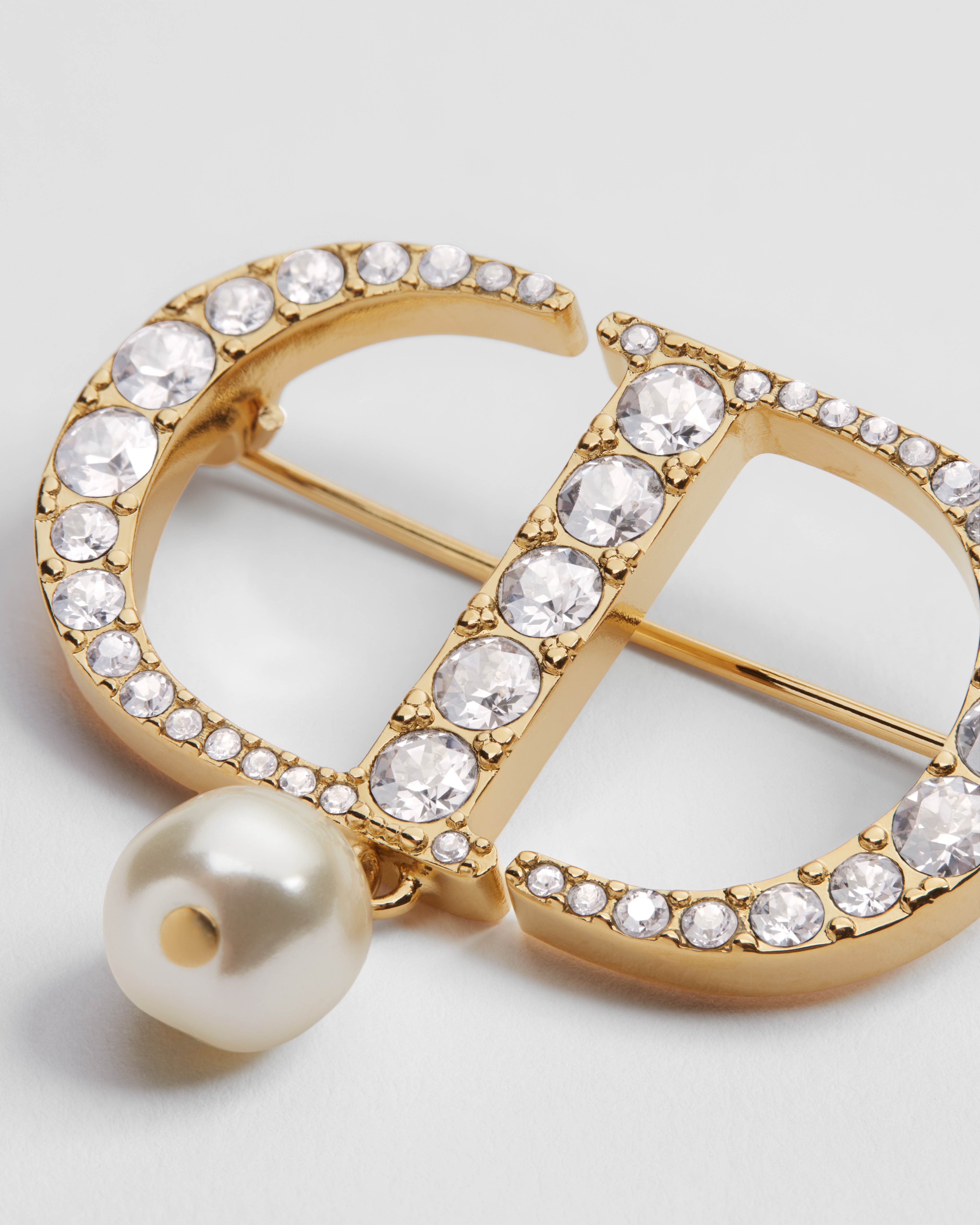 Petit CD Brooch Gold-Finish Metal with a White Resin Pearl and Silver-Tone Crystals E09