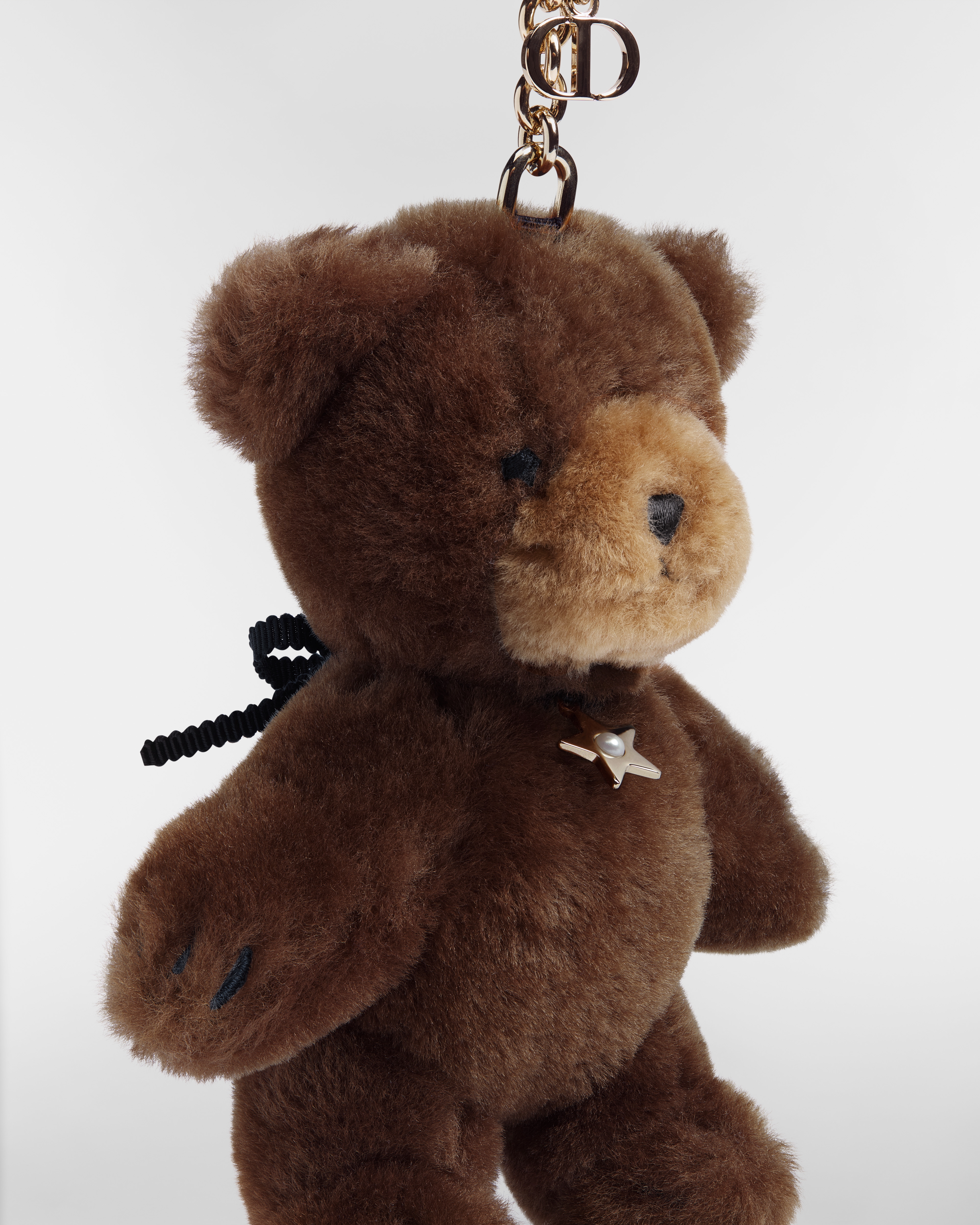Bijou de sac ourson Laine d'agneau marron, métal finition doré pâle et perles en résine blanche E09