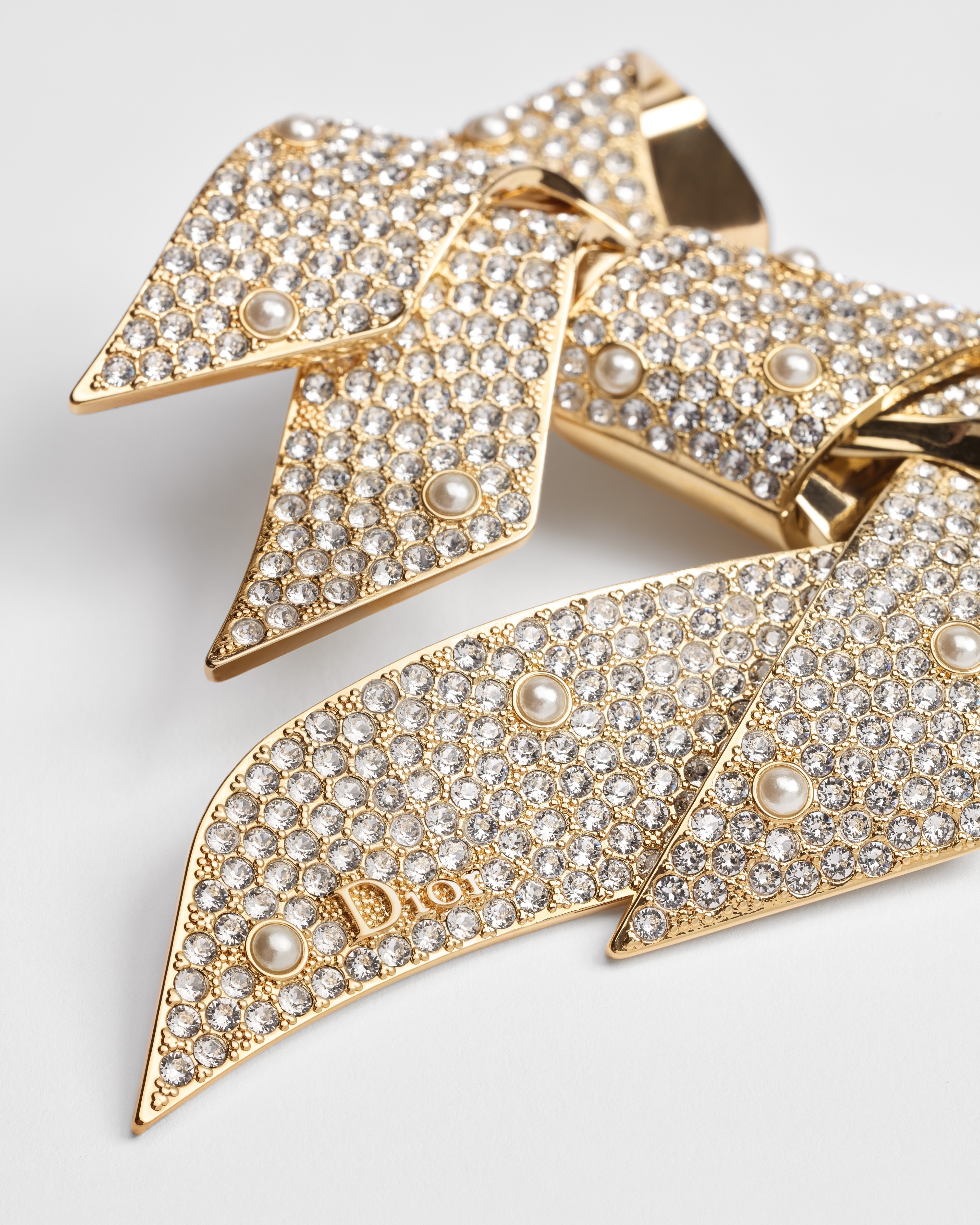 Dior Or – Dior Shiny Bow Brooch Gold-Finish Metal, White Resin Pearls and White Crystals E09