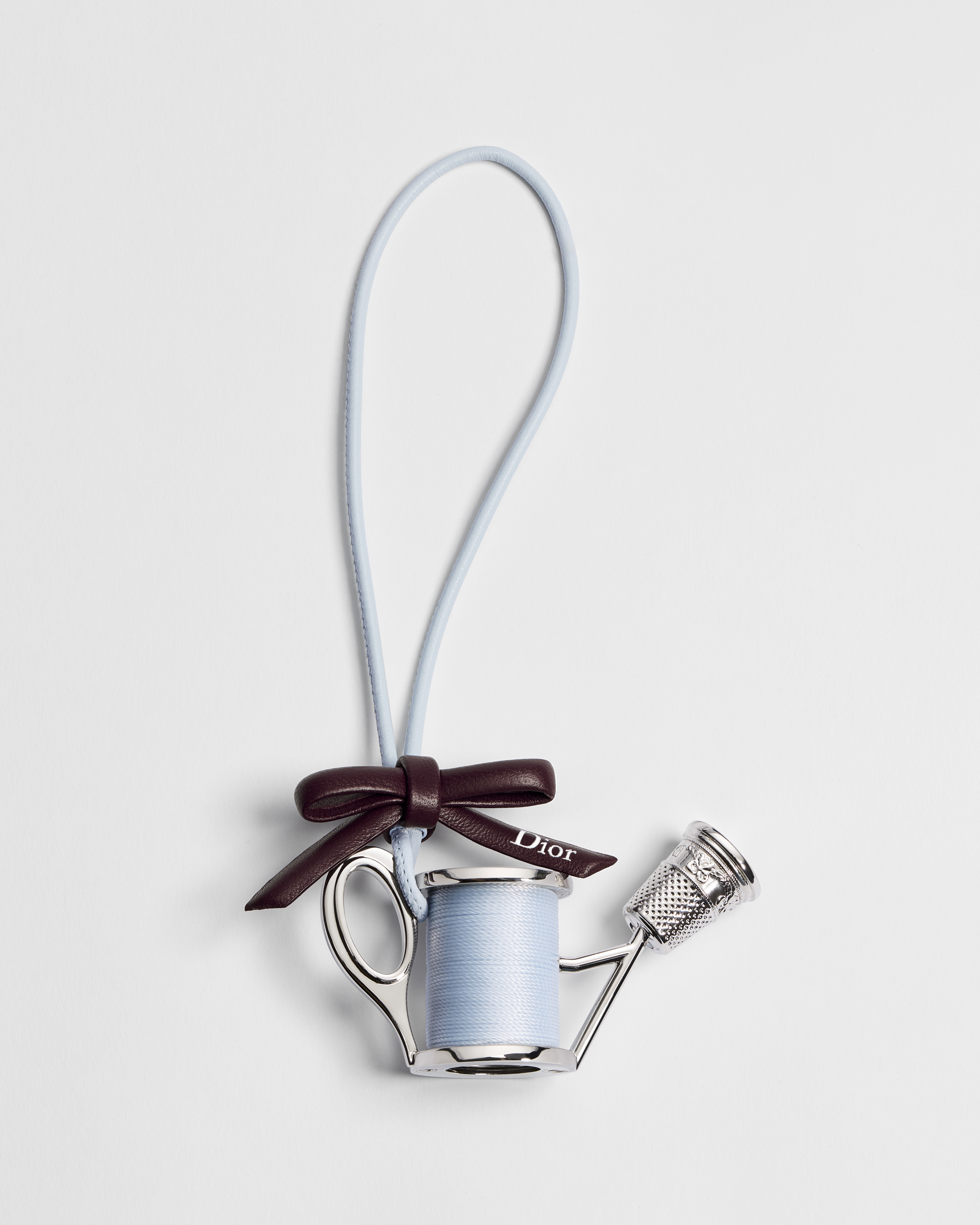 Charm para bolso Jardin d'Atelier Dior Metal plateado, piel de cordero Ice Blue y borgoña, e hilo azul E01