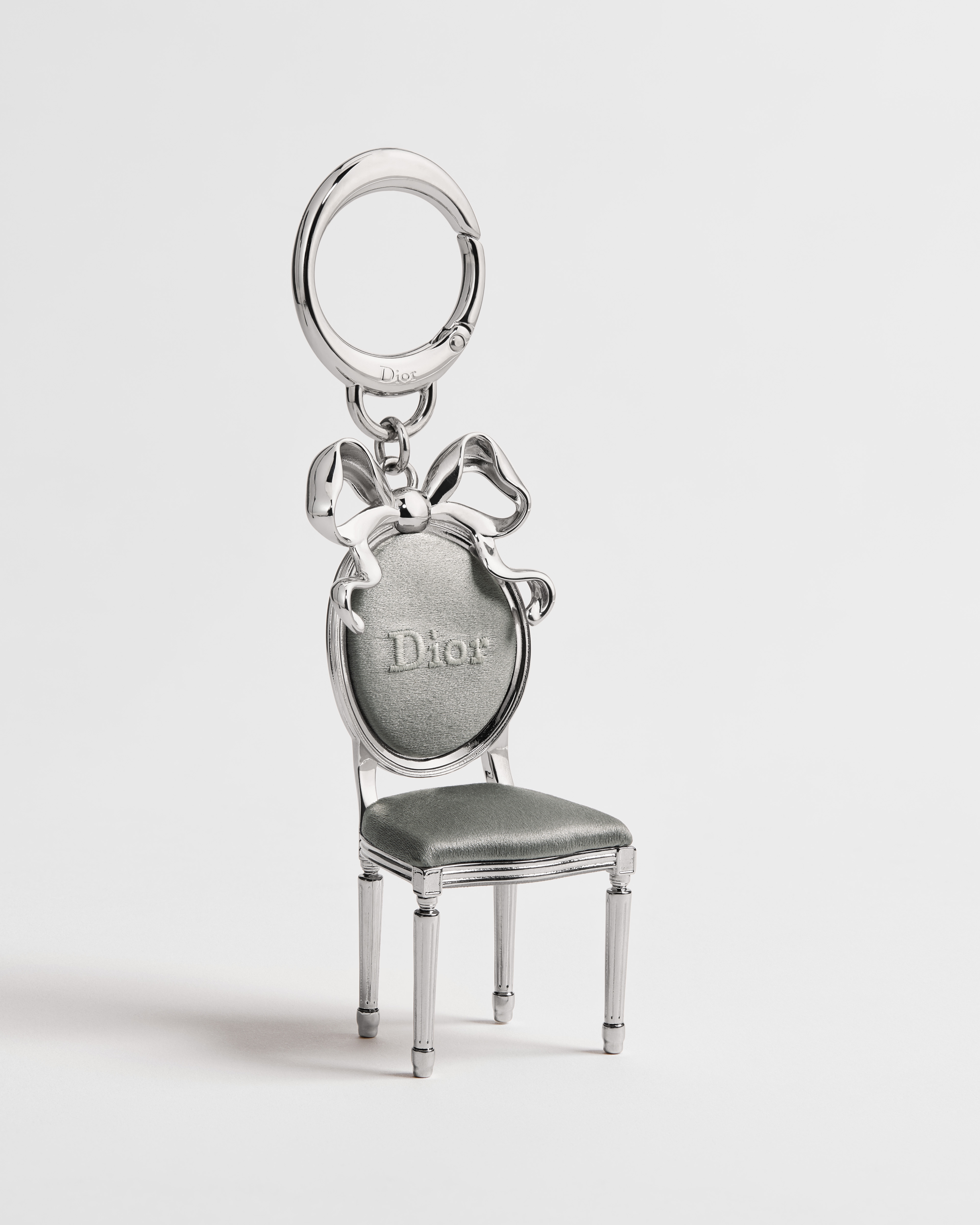 Dior Icon 包款吊飾 銀色飾面金屬和灰色緞面布料 E01