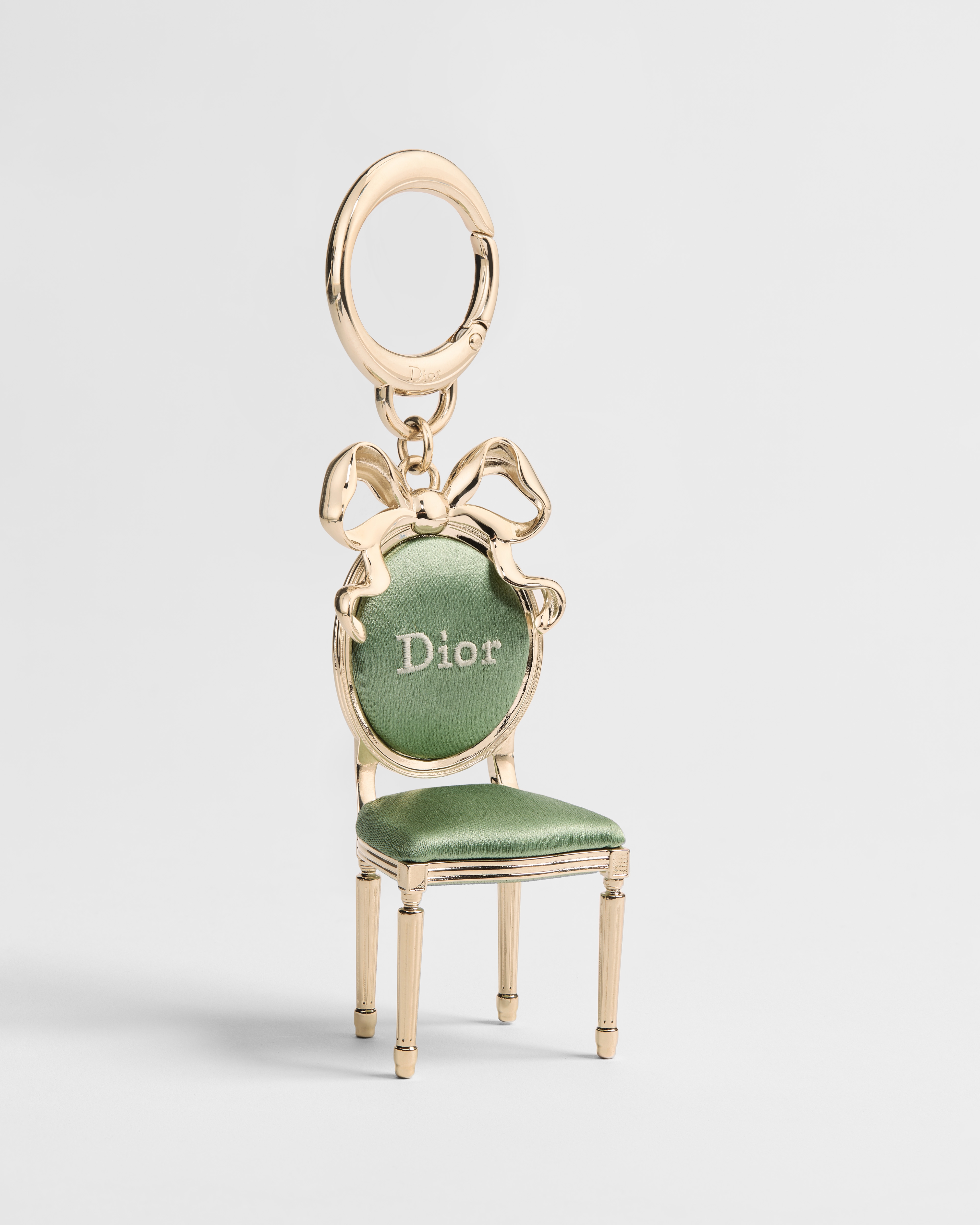 Dior Icon-tasbedeltje Metaal met goudkleurige afwerking en groene satijnachtige stof E01