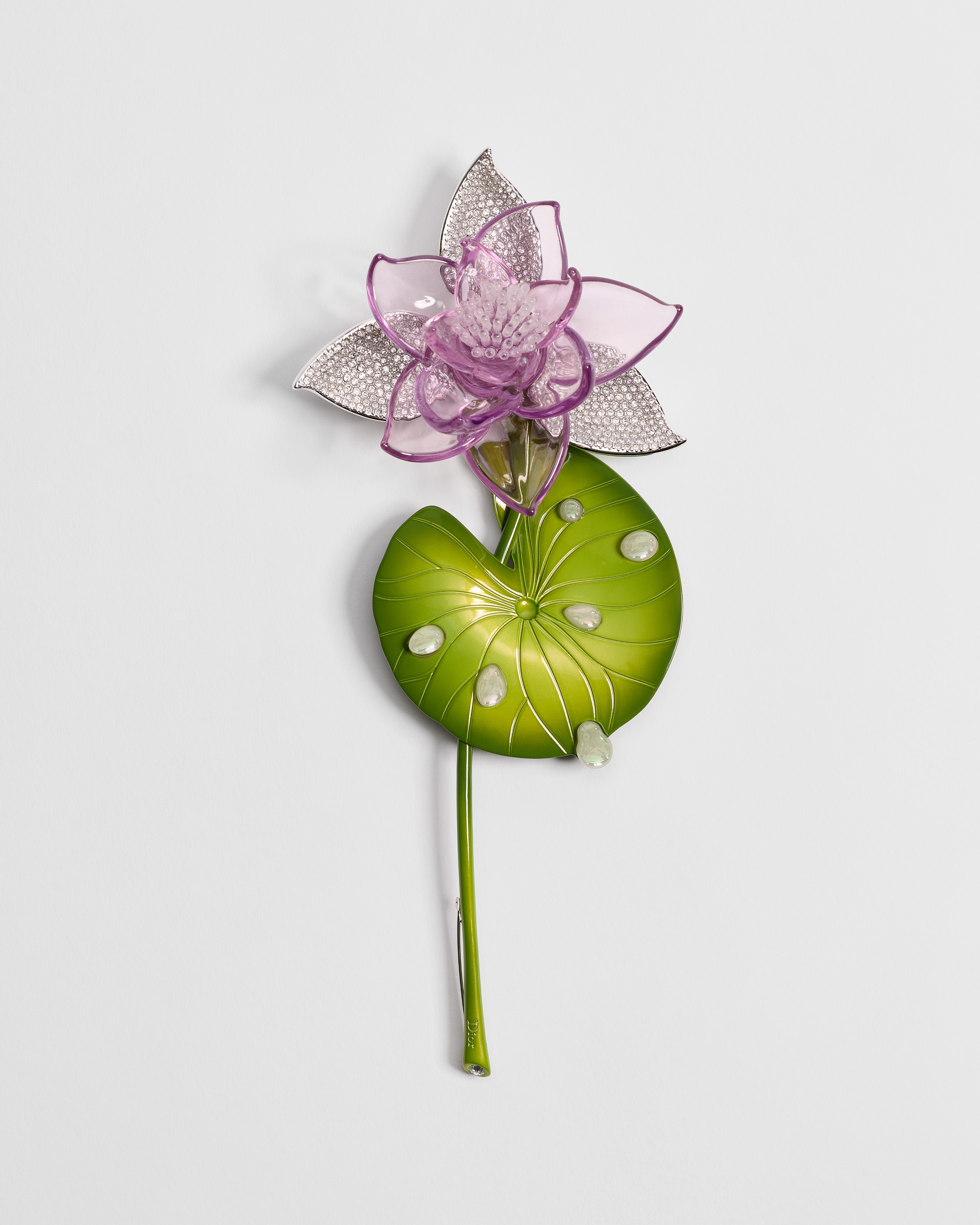 Broche Dior en Fleurs Metal plateado, cristales, resina morada y lacado verde E01