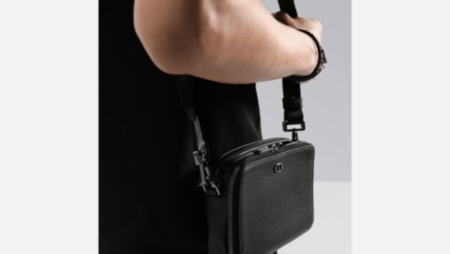 dior ディオール　バック　ストラップCDIcon ストラップ付きジップポーチ CD Icon ストラップ付き ジップポーチ グレインドカーフスキン | DIOR JP