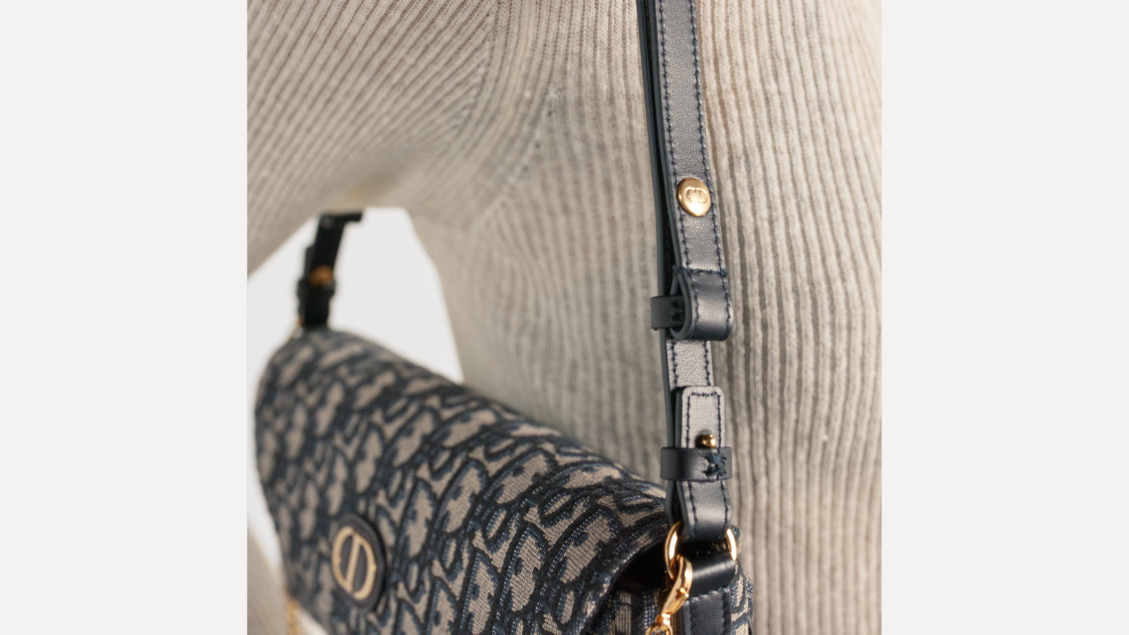 30 Montaigne D-Vine Pouch with Chain Blue Dior Oblique Jacquard | DIOR